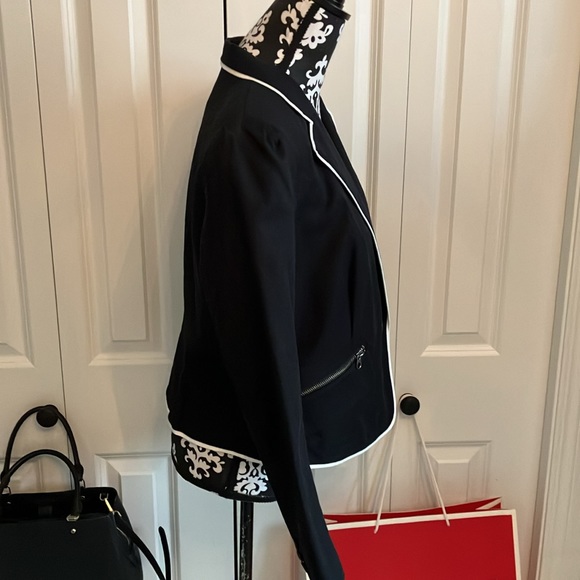 Fabulous black blazer w/white piping and B&W striped lining & fabulous detail. - Picture 4 of 16